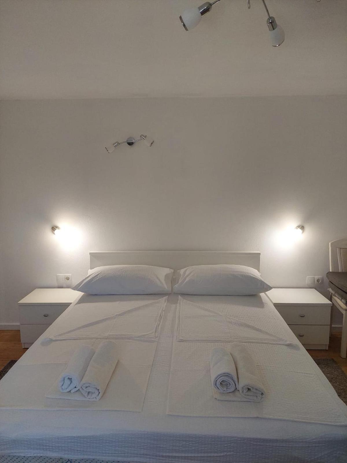 Villa Apartments Mate Cebalo Lumbarda Buitenkant foto